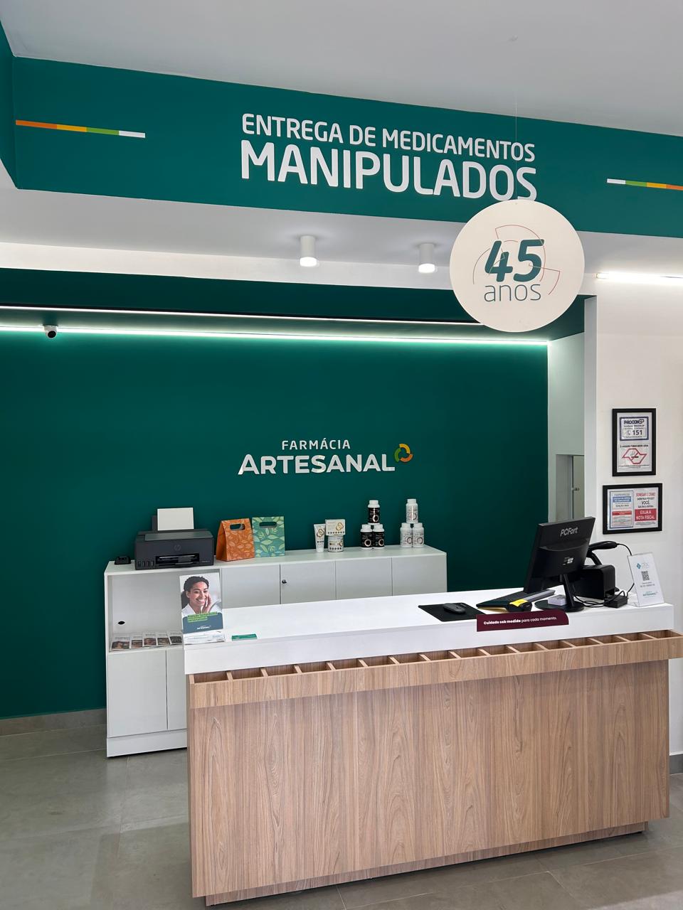 Balcão de atendimento da Farmácia Artesanal
